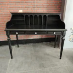 میز تحریر مدل ایوان AVI-DE023 سه کشو MDF با پایه‌های چوبی، انتخابی زیبا و کاربردی برای فضاهای کودک و نوجوان است. طراحی آن با رنگ مختلف، جلوه‌ای دلنشین و همه پسند ایجاد کرده که به‌ راحتی با دکور اتاق هماهنگ می‌شود. جنس چوب استفاده‌ شده در ساخت پایه‌ها و بدنه میز، کیفیت بالا و دوام قابل‌توجهی دارد؛ به‌طوری‌که در برابر فشار روزمره مقاوم است. سطح میز به گونه‌ای طراحی شده که فضای کافی برای مطالعه، نقاشی یا نوشتن فراهم می‌کند، و کشوی تعبیه‌شده به همراه طبقه‌های جانبی، امکان نظم‌دهی به لوازم را به بهترین شکل فراهم می‌سازد. صندلی همراه میز با نشیمن راحت و پایه‌های سفید، مکمل زیبایی میز است و هماهنگی کاملی با آن دارد. این میز تحریر نه تنها عملکردی عالی دارد، بلکه به رشد و انگیزه کودک در فعالیت‌های آموزشی و خلاقانه کمک می‌کند. ظاهر شاد و جذاب آن محیطی گرم و دوست‌داشتنی می‌سازد که کودک را به استفاده مداوم از میز ترغیب می‌کند. همچنین این محصول از لحاظ ساختار و طراحی مطابق با استانداردهای ایمنی و ارگونومی کودکان طراحی شده و گزینه‌ای بی‌نظیر برای خانواده‌های علاقه‌مند به زیبایی و کیفیت است. ویژگی‌های محصول: طراحی همه پسند با رنگ های ملایم بدنه و پایه‌های MDF با دوام بالا سطح صاف و مناسب برای مطالعه و نوشتن کشو و قفسه برای نظم‌دهی به لوازم صندلی هماهنگ با نشیمن راحت مقاومت در برابر خط و خش و فشار روزمره قابل استفاده در اتاق خواب کودک و نوجوان ظاهری فانتزی با جلوه کودک‌پسند تولید شده مطابق با اصول ارگونومی مناسب برای رشد انگیزه کودک در فعالیت‌های آموزشی نقاط قوت محصول: کیفیت ساخت بالا و استفاده از MDF مرغوب ایجاد فضایی سازمان‌یافته برای مطالعه و بازی رنگ‌بندی جذاب و هماهنگ با دکورهای مختلف ابعاد استاندارد و طراحی ایمن برای کودکان نشیمن راحت صندلی با طراحی ساده و شکیل تنوع در فضاهای ذخیره‌سازی (کشو و طبقات) مقاوم در برابر سایش و استفاده مداوم مناسب برای استفاده روزانه و بلندمدت مونتاژ آسان و نگهداری ساده جذابیت بصری بالا و تقویت خلاقیت کودک