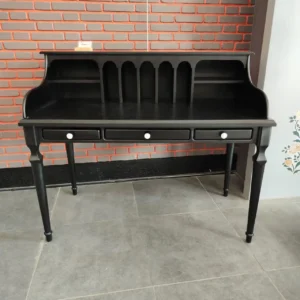 میز تحریر مدل ایوان AVI-DE023 سه کشو MDF با پایه‌های چوبی، انتخابی زیبا و کاربردی برای فضاهای کودک و نوجوان است. طراحی آن با رنگ مختلف، جلوه‌ای دلنشین و همه پسند ایجاد کرده که به‌ راحتی با دکور اتاق هماهنگ می‌شود. جنس چوب استفاده‌ شده در ساخت پایه‌ها و بدنه میز، کیفیت بالا و دوام قابل‌توجهی دارد؛ به‌طوری‌که در برابر فشار روزمره مقاوم است. سطح میز به گونه‌ای طراحی شده که فضای کافی برای مطالعه، نقاشی یا نوشتن فراهم می‌کند، و کشوی تعبیه‌شده به همراه طبقه‌های جانبی، امکان نظم‌دهی به لوازم را به بهترین شکل فراهم می‌سازد. صندلی همراه میز با نشیمن راحت و پایه‌های سفید، مکمل زیبایی میز است و هماهنگی کاملی با آن دارد. این میز تحریر نه تنها عملکردی عالی دارد، بلکه به رشد و انگیزه کودک در فعالیت‌های آموزشی و خلاقانه کمک می‌کند. ظاهر شاد و جذاب آن محیطی گرم و دوست‌داشتنی می‌سازد که کودک را به استفاده مداوم از میز ترغیب می‌کند. همچنین این محصول از لحاظ ساختار و طراحی مطابق با استانداردهای ایمنی و ارگونومی کودکان طراحی شده و گزینه‌ای بی‌نظیر برای خانواده‌های علاقه‌مند به زیبایی و کیفیت است. ویژگی‌های محصول: طراحی همه پسند با رنگ های ملایم بدنه و پایه‌های MDF با دوام بالا سطح صاف و مناسب برای مطالعه و نوشتن کشو و قفسه برای نظم‌دهی به لوازم صندلی هماهنگ با نشیمن راحت مقاومت در برابر خط و خش و فشار روزمره قابل استفاده در اتاق خواب کودک و نوجوان ظاهری فانتزی با جلوه کودک‌پسند تولید شده مطابق با اصول ارگونومی مناسب برای رشد انگیزه کودک در فعالیت‌های آموزشی نقاط قوت محصول: کیفیت ساخت بالا و استفاده از MDF مرغوب ایجاد فضایی سازمان‌یافته برای مطالعه و بازی رنگ‌بندی جذاب و هماهنگ با دکورهای مختلف ابعاد استاندارد و طراحی ایمن برای کودکان نشیمن راحت صندلی با طراحی ساده و شکیل تنوع در فضاهای ذخیره‌سازی (کشو و طبقات) مقاوم در برابر سایش و استفاده مداوم مناسب برای استفاده روزانه و بلندمدت مونتاژ آسان و نگهداری ساده جذابیت بصری بالا و تقویت خلاقیت کودک