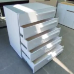 دراور مدل مروارید AVI-DR025 آویسا چوب "دراور مدل مروارید AVI-DR025" پنج کشو از جنس MDF با رنگ سفید مات، دراور ترکیبی بی‌نقص از طراحی مینیمال و کاربردی بودن است. بدنه یک‌ دست و صاف آن با پوشش مقاوم mdf  سفید های گلاس سفید، جلوه‌ای روشن و مدرن و زیبا به محیط می‌بخشد. کشوها با ریل‌های فلزی با متریال درجه یک به صورت روان حرکت می‌کنند و دستگیره‌های سفید پلاستیکی با طراحی ساده، هماهنگی کاملی با ظاهر کلی محصول دارند. این محصول با استحکام بالا و طراحی منظم، مناسب برای استفاده در اتاق خواب، دفتر کار یا حتی فضای نشیمن است. کیفیت ساخت عالی، سطوح صاف و مونتاژ دقیق باعث می‌شود. علاوه‌ بر زیبایی، عملکرد بسیار خوبی نیز داشته باشد. فضای داخلی هر کشو امکان نظم‌دهی به انواع وسایل را فراهم می‌کند. تناسب رنگی بین بدنه و دستگیره‌ها موجب می‌شود محصول به راحتی با سایر دکوراسیون‌های داخلی ست شود. دراور انتخابی هوشمندانه برای کسانی است که به سادگی، دوام و نظم اهمیت می‌دهند. ویژگی‌های فنی محصول: جنس بدنه: MDF فشرده با کیفیت بالا رنگ: سفید مات مقاوم در برابر خط و خش تعداد کشو: ۵ عدد بزرگ و کاربردی نوع دستگیره‌ها: سفید پلاستیکی با مقاومت مناسب سیستم ریل: فلزی روان و کم‌صدا قابلیت استفاده در انواع فضاها (اتاق خواب، پذیرایی، دفتر کار) تحمل وزن بالا در هر کشو مونتاژ آسان و ساختار مستحکم سطح صاف و بدون لبه‌های تیز طراحی منظم و یکپارچه مطابق با اصول زیبایی‌شناسی مدرن نقاط قوت برجسته: ترکیب زیبایی و عملکرد با طراحی مینیمال استحکام و دوام بالا در برابر فشار روزانه رنگ سفید هماهنگ با اکثر سبک‌های دکوراسیون قابلیت ذخیره‌سازی نظم‌یافته برای وسایل روزمره ساخت دقیق و باکیفیت صنعتی فضای داخلی جادار برای استفاده بهینه مناسب برای فضاهای کوچک و بزرگ سهولت در تمیزکاری و نگهداری انتقال ساده بدون آسیب به ساختار ارزش خرید بالا با توجه به کیفیت و ظاهر