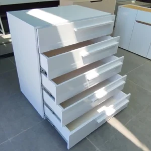 دراور مدل مروارید AVI-DR025 آویسا چوب "دراور مدل مروارید AVI-DR025" پنج کشو از جنس MDF با رنگ سفید مات، دراور ترکیبی بی‌نقص از طراحی مینیمال و کاربردی بودن است. بدنه یک‌ دست و صاف آن با پوشش مقاوم mdf  سفید های گلاس سفید، جلوه‌ای روشن و مدرن و زیبا به محیط می‌بخشد. کشوها با ریل‌های فلزی با متریال درجه یک به صورت روان حرکت می‌کنند و دستگیره‌های سفید پلاستیکی با طراحی ساده، هماهنگی کاملی با ظاهر کلی محصول دارند. این محصول با استحکام بالا و طراحی منظم، مناسب برای استفاده در اتاق خواب، دفتر کار یا حتی فضای نشیمن است. کیفیت ساخت عالی، سطوح صاف و مونتاژ دقیق باعث می‌شود. علاوه‌ بر زیبایی، عملکرد بسیار خوبی نیز داشته باشد. فضای داخلی هر کشو امکان نظم‌دهی به انواع وسایل را فراهم می‌کند. تناسب رنگی بین بدنه و دستگیره‌ها موجب می‌شود محصول به راحتی با سایر دکوراسیون‌های داخلی ست شود. دراور انتخابی هوشمندانه برای کسانی است که به سادگی، دوام و نظم اهمیت می‌دهند. ویژگی‌های فنی محصول: جنس بدنه: MDF فشرده با کیفیت بالا رنگ: سفید مات مقاوم در برابر خط و خش تعداد کشو: ۵ عدد بزرگ و کاربردی نوع دستگیره‌ها: سفید پلاستیکی با مقاومت مناسب سیستم ریل: فلزی روان و کم‌صدا قابلیت استفاده در انواع فضاها (اتاق خواب، پذیرایی، دفتر کار) تحمل وزن بالا در هر کشو مونتاژ آسان و ساختار مستحکم سطح صاف و بدون لبه‌های تیز طراحی منظم و یکپارچه مطابق با اصول زیبایی‌شناسی مدرن نقاط قوت برجسته: ترکیب زیبایی و عملکرد با طراحی مینیمال استحکام و دوام بالا در برابر فشار روزانه رنگ سفید هماهنگ با اکثر سبک‌های دکوراسیون قابلیت ذخیره‌سازی نظم‌یافته برای وسایل روزمره ساخت دقیق و باکیفیت صنعتی فضای داخلی جادار برای استفاده بهینه مناسب برای فضاهای کوچک و بزرگ سهولت در تمیزکاری و نگهداری انتقال ساده بدون آسیب به ساختار ارزش خرید بالا با توجه به کیفیت و ظاهر
