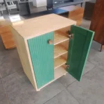 جاکفشی مدل نوستالژی AVI-SR024 چهار طبقه جاکفشی نوستالژی  با طراحی دو درب از جنس MDF مرغوب، ترکیبی از زیبایی و عملکرد را ارائه می‌دهد. رنگ سبز ملایم این محصول حس طراوت و آرامش را به فضای ورودی خانه می‌بخشد و در هماهنگی با سبک‌های مدرن و کلاسیک، جلوه‌ای خاص ایجاد می‌کند. روکش مقاوم MDF از نظر دوام و ثبات عملکرد، انتخابی هوشمندانه برای استفاده روزمره است. هر چهار طبقه داخلی با ارتفاع استاندارد طراحی شده‌اند تا فضای کافی برای نگهداری انواع کفش‌های زنانه، مردانه و کودکان فراهم باشد. درب‌های لولایی با یراق‌آلات بادوام، باز و بسته شدن روان را تضمین می‌کنند. ظاهر یکپارچه، گوشه‌های صاف و رنگ سبز مات این جاکفشی باعث شده انتخابی مناسب برای ورودی‌ها و راهروهای کم‌نور یا سرد باشد. ساختار مستحکم و پایه‌های مقاوم، عمر طولانی و استفاده آسان را تضمین می‌نماید. ویژگی‌های محصول چهار طبقه مجزا با فضای مناسب برای انواع کفش‌ها ساخته‌شده از MDF فشرده با دوام بالا روکش سبز مات با مقاومت در برابر لکه و رطوبت طراحی دو درب با دسترسی آسان و یراق‌آلات با کیفیت ظاهر مینیمال و هماهنگ با دکوراسیون‌های مختلف ابعاد استاندارد مناسب برای ورودی یا اتاق خواب لبه‌های نرم جهت جلوگیری از آسیب در برخورد قابل تمیزکاری آسان با دستمال مرطوب مناسب برای خانواده‌های چند نفره با نیاز روزانه مونتاژ سریع با دستورالعمل واضح و قطعات دقیق نقاط قوت محصول فضای ذخیره‌سازی کاربردی برای استفاده خانگی طراحی رنگی متفاوت برای ایجاد حس تازگی در فضا ترکیب ظرافت ظاهری با عملکرد مناسب ساختار مقاوم با تحمل وزن بالا در هر طبقه مناسب برای نگهداری کفش، دمپایی و اکسسوری‌های مربوطه باز و بسته شدن راحت درب‌ها بدون صدا سطح مقاوم در برابر سایش و ضربه‌های معمول روزمره انتخابی هوشمندانه برای دکوراسیون‌های با رنگ‌های طبیعی مناسب برای فضاهای کوچک بدون اشغال زیاد امکان قرارگیری آسان در گوشه یا کنار دیوار بدون مزاحمت