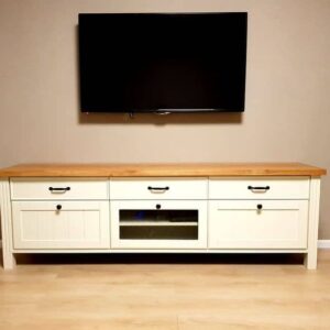 میز تلویزیون مدل ژوتر AVI-TVT044 میز تلویزیون مدل ژوتر با روکش چوب طبیعی ترکیبی بی‌نظیر از طراحی مدرن، کیفیت ساخت بالا و زیبایی طبیعی است. این میز تلویزیون با متریال MDF ضد خش و ضد رطوبت، دوام و مقاومت فوق‌العاده‌ای در برابر عوامل محیطی دارد و برای استفاده طولانی‌مدت در فضای نشیمن طراحی شده است. رنگ سوپر مات بدنه جلوه‌ای مینیمال و شیک به محیط می‌بخشد و صفحه‌ی رویی با روکش چوب طبیعی، حس گرم و دلنشین چوب را به دکوراسیون شما اضافه می‌کند. یراق‌آلات فلزی درجه یک خارجی، عملکرد روان و بی‌صدا را برای کشوها و درب‌ها تضمین می‌کند. میز تلویزیون<strong>  مدل ژوتر در ابعاد متنوع ۱۴۰، ۱۶۰، ۱۸۰، ۲۰۰ و ۲۲۰ سانتی‌متر قابل سفارش است و به‌راحتی با اندازه‌ی میز تلویزیون و فضای داخلی شما هماهنگ می‌شود. طراحی ساده و کاربردی این محصول، آن را به انتخابی مناسب برای سبک‌های دکوراسیون مدرن، مینیمال و حتی کلاسیک تبدیل کرده است. ترکیب متریال باکیفیت، رنگ مات و روکش چوب طبیعی، مدل ژوتر را به گزینه‌ای ممتاز برای افرادی تبدیل می‌کند که به زیبایی، عملکرد و دوام اهمیت می‌دهند. ویژگی‌های کلیدی مدل ژوتر با روکش چوب طبیعی متریال MDF ضد خش و ضد رطوبت صفحه‌ی رویی با روکش چوب طبیعی رنگ سوپر مات با جلوه‌ی مدرن و خاص یراق‌آلات فلزی درجه یک خارجی مستحکم طراحی مینیمال و شیک ابعاد قابل سفارش از ۱۴۰ تا ۲۲۰ سانتی‌متر می باشد مناسب برای دکوراسیون‌های مدرن هماهنگی آسان با سایر مبلمان مقاوم در برابر رطوبت و ضربه مناسب برای تلویزیون‌های مختلف مزایای میز تلویزیون مدل ژوتر با روکش چوب طبیعی افزایش زیبایی بصری فضای نشیمن دوام بالا در برابر عوامل محیطی عملکرد روان کشوها و درب‌ها حس طبیعی و گرم چوب سهولت در نظافت و نگهداری انتخابی اقتصادی و باکیفیت قابلیت سفارشی‌سازی ابعاد طراحی ارگونومیک و کاربردی مناسب برای سبک زندگی مدرن ترکیب زیبایی و عملکرد