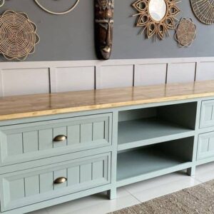 میز تلویزیون مدل آسمان AVI-TVT039 میز تلویزیون مدل آسمان با روکش چوب طبیعی ترکیبی بی‌نظیر از طراحی مدرن، کیفیت ساخت بالا و زیبایی طبیعی است. این میز تلویزیون با متریال MDF ضد خش و ضد رطوبت، دوام و مقاومت فوق‌العاده‌ای در برابر عوامل محیطی دارد و برای استفاده طولانی‌مدت در فضای نشیمن طراحی شده است. رنگ سوپر مات بدنه جلوه‌ای مینیمال و شیک به محیط می‌بخشد و صفحه‌ی رویی با روکش چوب طبیعی، حس گرم و دلنشین چوب را به دکوراسیون شما اضافه می‌کند. یراق‌آلات فلزی درجه یک خارجی، عملکرد روان و بی‌صدا را برای کشوها و درب‌ها تضمین می‌کند. میز تلویزیون  مدل آسمان در ابعاد متنوع ۱۴۰، ۱۶۰، ۱۸۰، ۲۰۰ و ۲۲۰ سانتی‌متر قابل سفارش است و به‌راحتی با اندازه‌ی تلویزیون و فضای داخلی شما هماهنگ می‌شود. طراحی ساده و کاربردی این محصول، آن را به انتخابی مناسب برای سبک‌های دکوراسیون مدرن، مینیمال و حتی کلاسیک تبدیل کرده است. ترکیب متریال باکیفیت، رنگ مات و روکش چوب طبیعی، مدل آسمان را به گزینه‌ای ممتاز برای افرادی تبدیل می‌کند که به زیبایی، عملکرد و دوام اهمیت می‌دهند. ویژگی‌های کلیدی مدل آسمان با روکش چوب طبیعی متریال MDF ضد خش و ضد رطوبت صفحه‌ی رویی با روکش چوب طبیعی رنگ سوپر مات با جلوه‌ی مدرن و خاص یراق‌آلات فلزی درجه یک خارجی مستحکم طراحی مینیمال و شیک ابعاد قابل سفارش از ۱۴۰ تا ۲۲۰ سانتی‌متر می باشد مناسب برای دکوراسیون‌های مدرن هماهنگی آسان با سایر مبلمان مقاوم در برابر رطوبت و ضربه مناسب برای تلویزیون‌های مختلف مزایای میز تلویزیون MDF مدل آسمان با روکش چوب طبیعی افزایش زیبایی بصری فضای نشیمن دوام بالا در برابر عوامل محیطی عملکرد روان کشوها و درب‌ها حس طبیعی و گرم چوب سهولت در نظافت و نگهداری انتخابی اقتصادی و باکیفیت قابلیت سفارشی‌سازی ابعاد طراحی ارگونومیک و کاربردی مناسب برای سبک زندگی مدرن ترکیب زیبایی و عملکرد