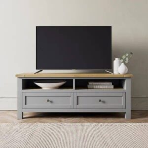 میز تلویزیون مدل ونوس AVI-TVT041 میز تلویزیون مدل ونوس با روکش چوب طبیعی ترکیبی بی‌نظیر از طراحی مدرن، کیفیت ساخت بالا و زیبایی طبیعی است. این میز تلویزیون با متریال MDF ضد خش و ضد رطوبت، دوام و مقاومت فوق‌العاده‌ای در برابر عوامل محیطی دارد و برای استفاده طولانی‌مدت در فضای نشیمن طراحی شده است. رنگ سوپر مات بدنه جلوه‌ای مینیمال و شیک به محیط می‌بخشد و صفحه‌ی رویی با روکش چوب طبیعی، حس گرم و دلنشین چوب را به دکوراسیون شما اضافه می‌کند. یراق‌آلات فلزی درجه یک خارجی، عملکرد روان و بی‌صدا را برای کشوها و درب‌ها تضمین می‌کند. میز تلویزیون  مدل ونوس در ابعاد متنوع ۱۴۰، ۱۶۰، ۱۸۰، ۲۰۰ و ۲۲۰ سانتی‌متر قابل سفارش است و به‌راحتی با اندازه‌ی میز تلویزیون و فضای داخلی شما هماهنگ می‌شود. طراحی ساده و کاربردی این محصول، آن را به انتخابی مناسب برای سبک‌های دکوراسیون مدرن، مینیمال و حتی کلاسیک تبدیل کرده است. ترکیب متریال باکیفیت، رنگ مات و روکش چوب طبیعی، مدل ونوس را به گزینه‌ای ممتاز برای افرادی تبدیل می‌کند که به زیبایی، عملکرد و دوام اهمیت می‌دهند. ویژگی‌های کلیدی مدل ونوس با روکش چوب طبیعی متریال MDF ضد خش و ضد رطوبت صفحه‌ی رویی با روکش چوب طبیعی رنگ سوپر مات با جلوه‌ی مدرن و خاص یراق‌آلات فلزی درجه یک خارجی مستحکم طراحی مینیمال و شیک ابعاد قابل سفارش از ۱۴۰ تا ۲۲۰ سانتی‌متر می باشد مناسب برای دکوراسیون‌های مدرن هماهنگی آسان با سایر مبلمان مقاوم در برابر رطوبت و ضربه مناسب برای تلویزیون‌های مختلف مزایای میز تلویزیون مدل ونوس با روکش چوب طبیعی افزایش زیبایی بصری فضای نشیمن دوام بالا در برابر عوامل محیطی عملکرد روان کشوها و درب‌ها حس طبیعی و گرم چوب سهولت در نظافت و نگهداری انتخابی اقتصادی و باکیفیت قابلیت سفارشی‌سازی ابعاد طراحی ارگونومیک و کاربردی مناسب برای سبک زندگی مدرن ترکیب زیبایی و عملکرد