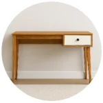 میز تحریر مدل آویسا AVI-DE064 مینیمال چوبی با کشو سفید میز تحریر مدل آویسا AVI-DE064 مینیمال یکی از بهترین انتخابها برای کسانی است که به دنبال ترکیب زیبایی، سادگی و کارایی در فضای کاری یا مطالعه خود هستند. این میز مطالعه مدرن با طراحی مینیمال و پایههای مخروطی، علاوه بر ظاهر شیک، عملکردی عالی برای استفاده روزانه دارد. سطح چوبی طبیعی در کنار کشوی سفید با دستگیره مشکی، تضادی چشمنواز ایجاد کرده که هم با دکوراسیون مدرن هماهنگ است و هم حس گرما و آرامش را به محیط منتقل میکند. استفاده از این میز تحریر مینیمال در اتاق کار یا اتاق خواب، فضایی منظم و الهامبخش برای مطالعه و کار فراهم میآورد. ویژگیهای طراحی میز تحریر مینیمال میز تحریر مدل آویسا AVI-DE064 مینیمال با الهام از سبک mid-century طراحی ساده و مینیمال با خطوط روان و پایههای مخروطی ساختهشده از MDF با روکش چوب طبیعی مقاوم کشوی سفید با دستگیره مشکی برای نگهداری لوازم ضروری سطح صاف و مقاوم برای لپتاپ، کتاب یا وسایل تزئینی ابعاد مناسب برای فضاهای کوچک و متوسط ترکیب رنگ طبیعی چوب با سفید و مشکی برای جلوهای خاص مشخصات فنی میز تحریر مینیمال میز تحریر مدل آویسا AVI-DE064 مینیمال چوبی با کشو سفید برای اتاق کار این میز تحریر مدل آویسا AVI-DE064 مینیمال علاوه بر زیبایی، از نظر عملکرد نیز کامل است. کشوی سفید فضای کافی برای نگهداری لوازم تحریر یا وسایل شخصی فراهم میکند. پایههای مخروطی علاوه بر استحکام، جلوهای خاص به طراحی مینیمال آن میدهند. رنگ طبیعی چوب در کنار سفید و مشکی، ترکیبی هماهنگ و مدرن ایجاد کرده است. ابعاد میز به گونهای طراحی شده که در فضاهای کوچک نیز قابل استفاده باشد، بدون آنکه از زیبایی یا کارایی آن کاسته شود. این میز مطالعه مدرن برای دانشجویان، کارمندان یا هر فردی که به دنبال محیطی آرام و منظم است، انتخابی عالی محسوب میشود. چرا میز تحریر مینیمال بهترین انتخاب است؟ میز تحریر مینیمال برای اتاق کار و میز مطالعه کوچک هماهنگی با سبکهای مدرن و مینیمال مناسب برای اتاق کار یا اتاق خواب نصب آسان و ساختار مقاوم برای استفاده روزانه طراحی جمعوجور برای فضاهای محدود ترکیب رنگ طبیعی چوب با سفید و مشکی برای جلوهای خاص ایجاد محیطی الهامبخش برای مطالعه و کار